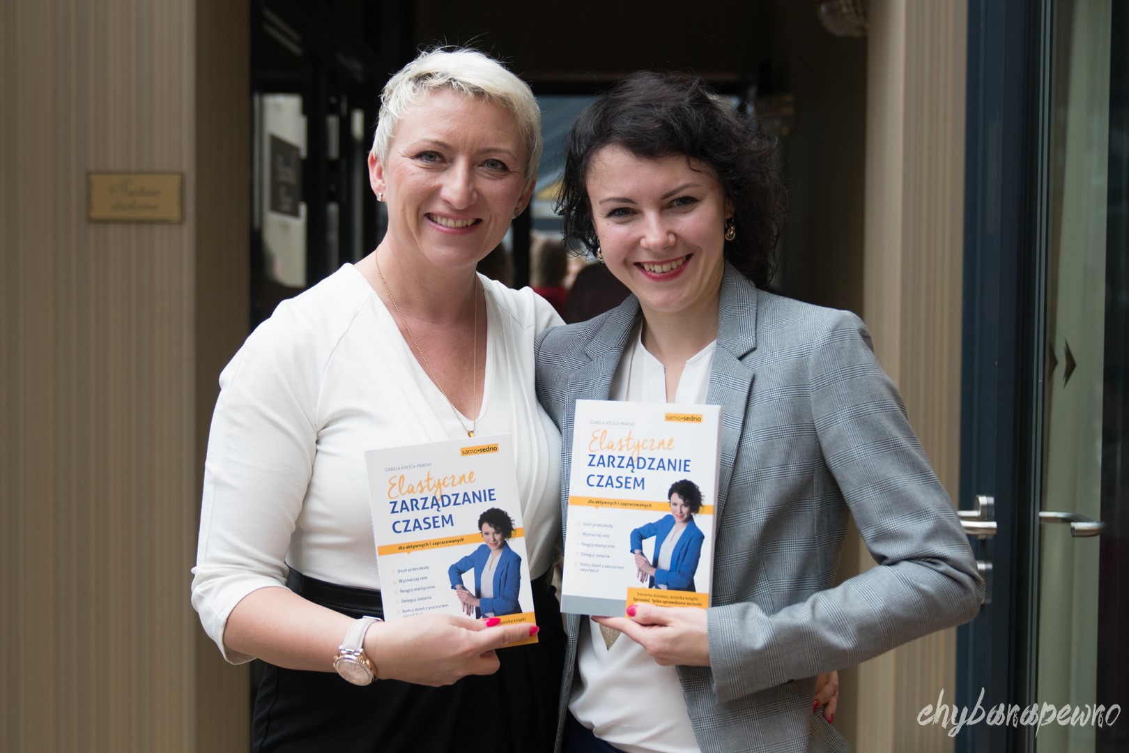 Iza Krejca-Pawski i zadowolona uczestniczka szkolenia z książką Elastyczne Zarządzanie Czasem (EZC™)